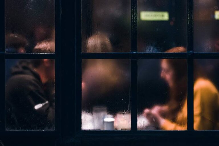 homem e mulher sentados num café