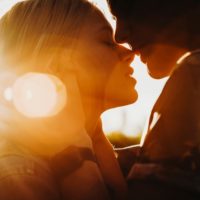 pareja besándose durante el día