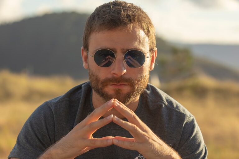 jovem com óculos de sol