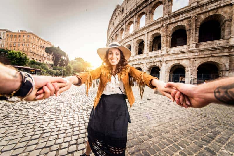 Turisti felici che visitano luoghi famosi in Italia