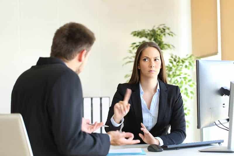 colega discutiendo en la oficina