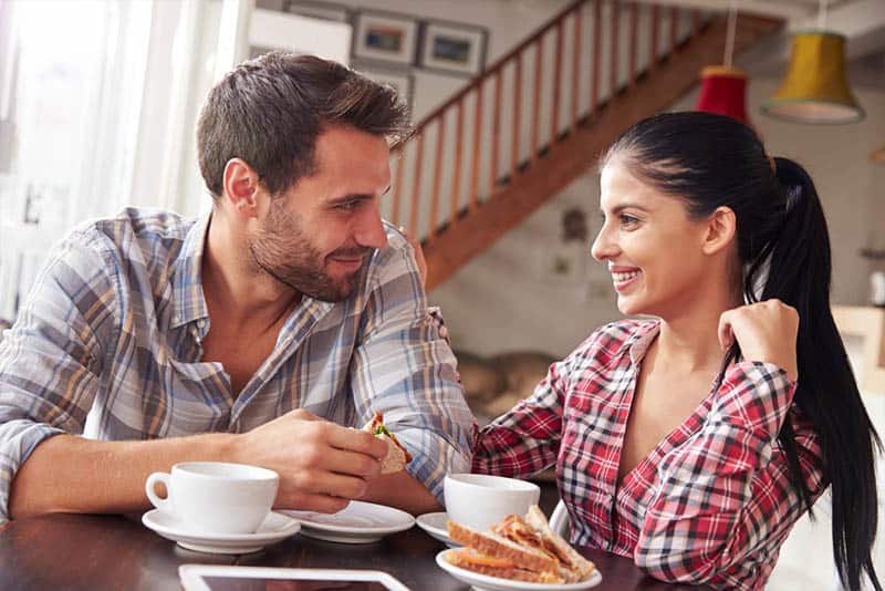 casal a tomar o pequeno-almoço juntos