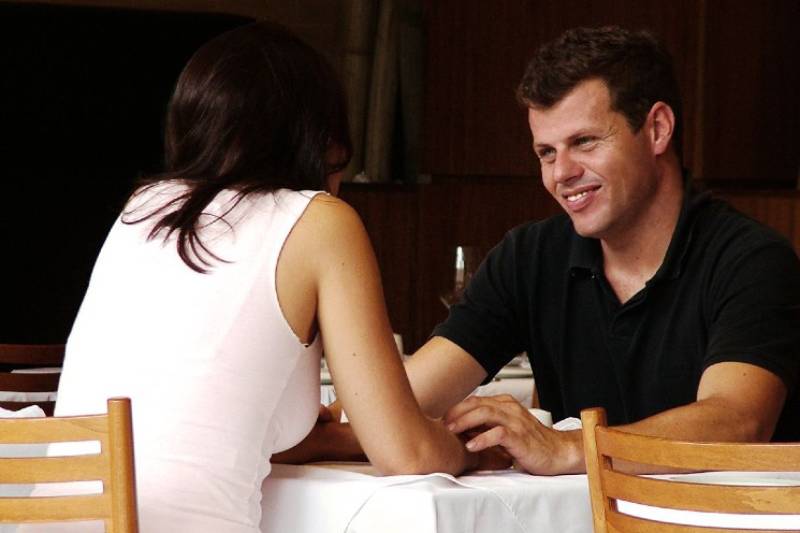 couple talking at restaurant