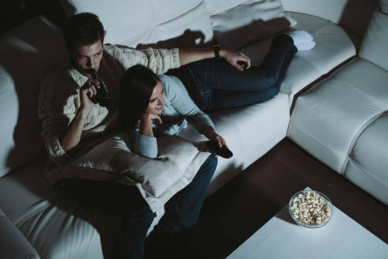 pareja viendo una película por la noche