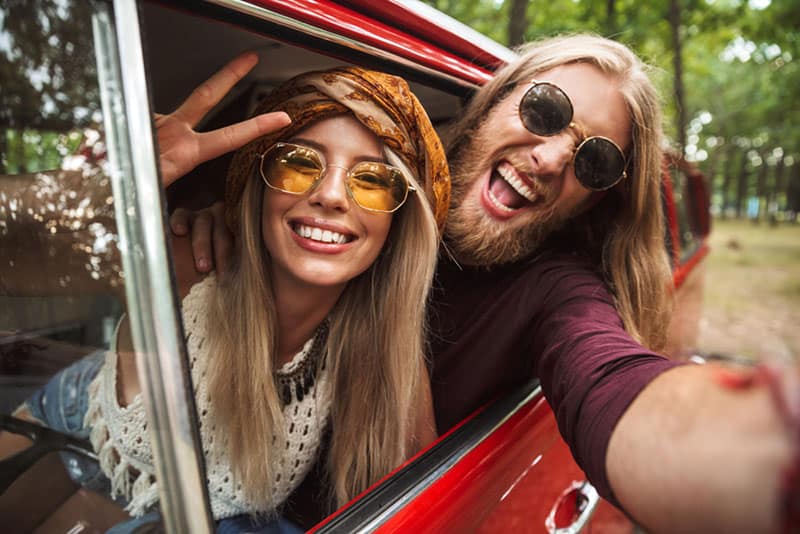 pareja hippie sonriendo