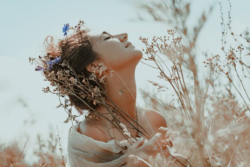 mujer hippie disfrutando de las plantas