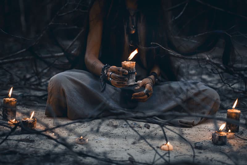 mujer hippie sosteniendo una vela