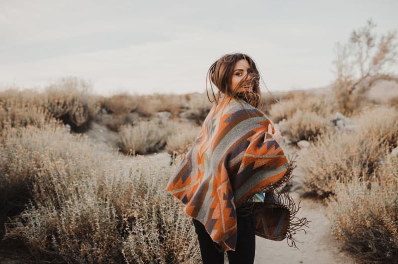 mujer hippie en la naturaleza