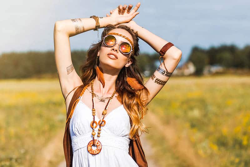 mujer hippie de pie en el campo