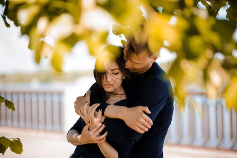  hombre consolando a su mujer