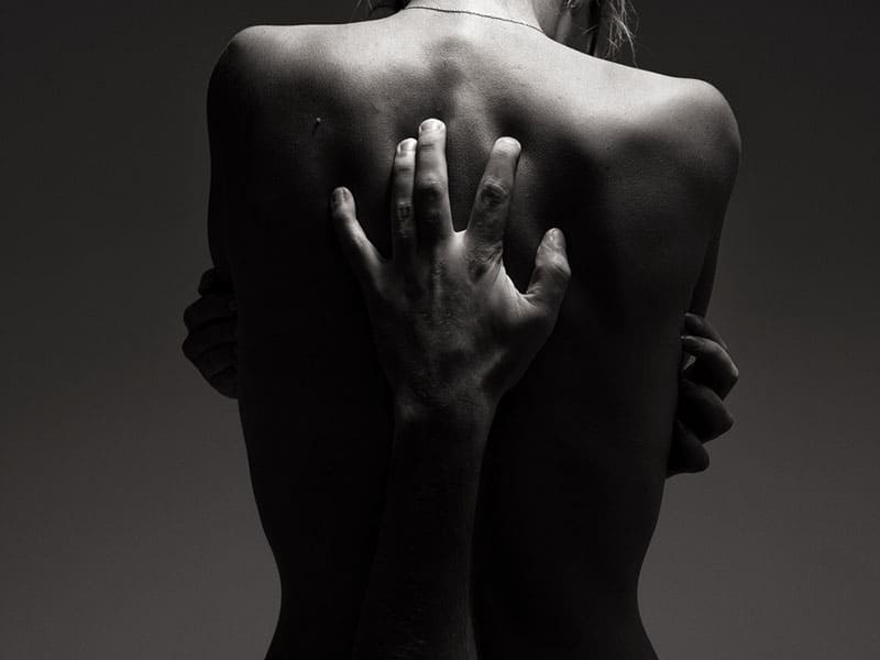 le mani dell'uomo toccano la schiena della donna