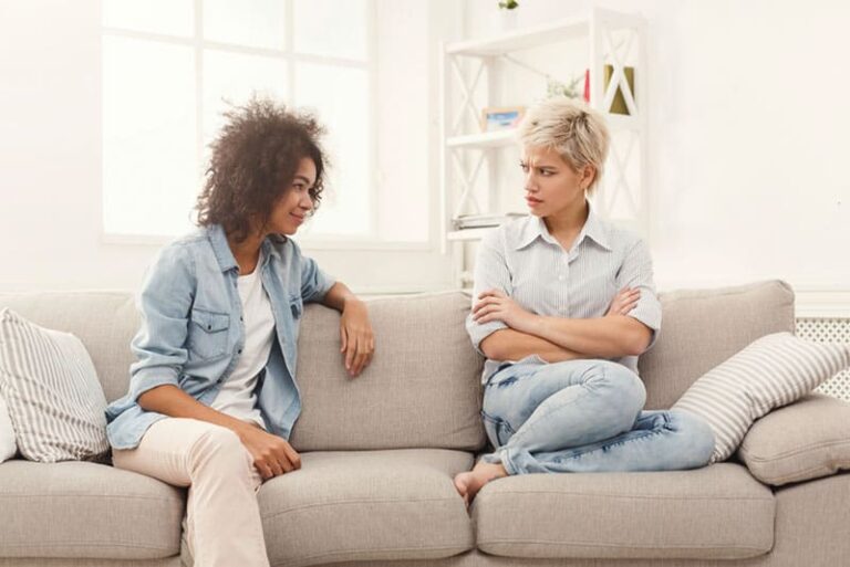 Come affrontare il fatto che la tua migliore amica è amica del tuo ex