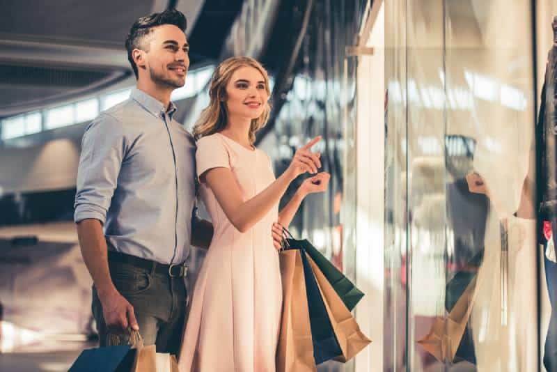 pareja sonriente con bolsas de la compra