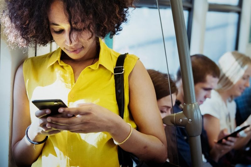 mujer botón del teléfono en el tranvía