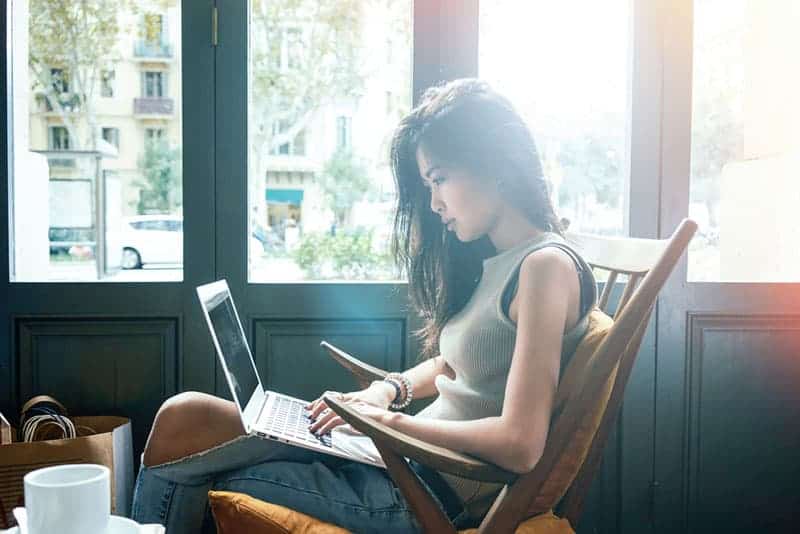 donna che scrive al computer portatile