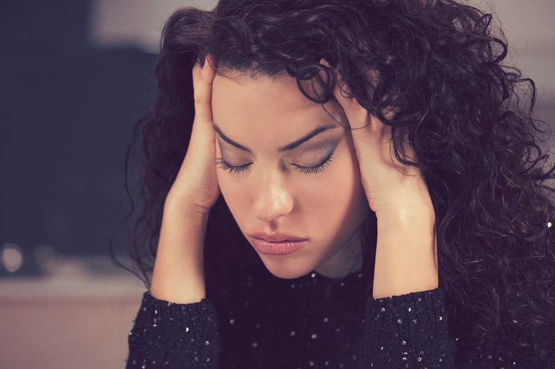 mujer preocupada por su cabeza