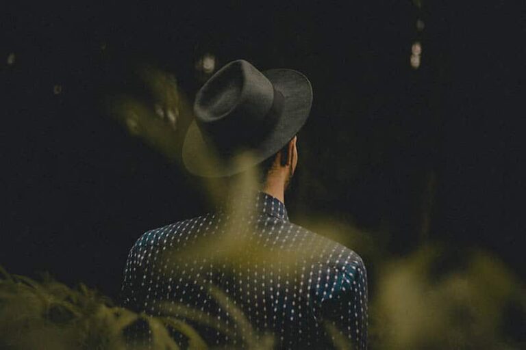 vista posteriore di uomo con cappello in piedi nella natura