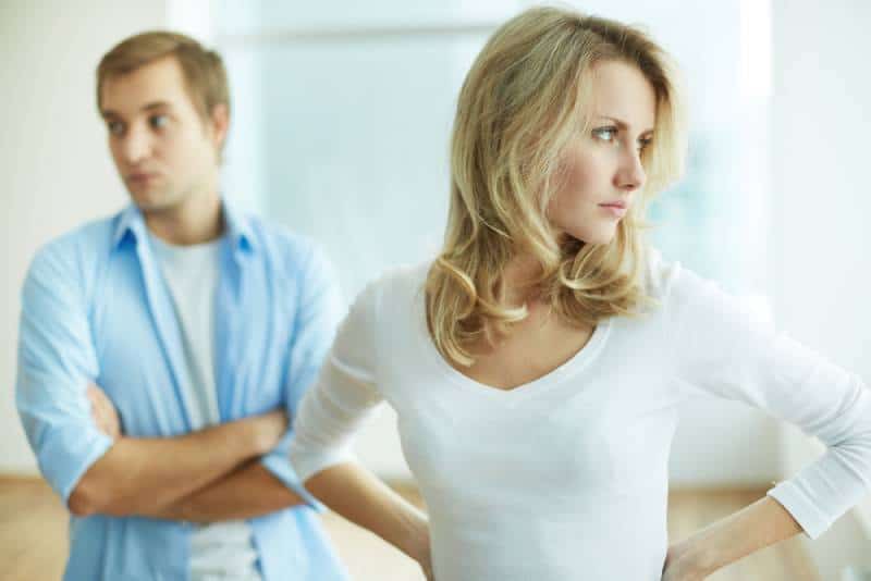 Immagine di giovane donna arrabbiata che discute con il marito