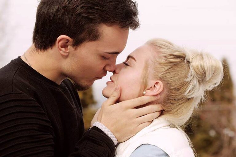 coppia romantica che si bacia all'esterno