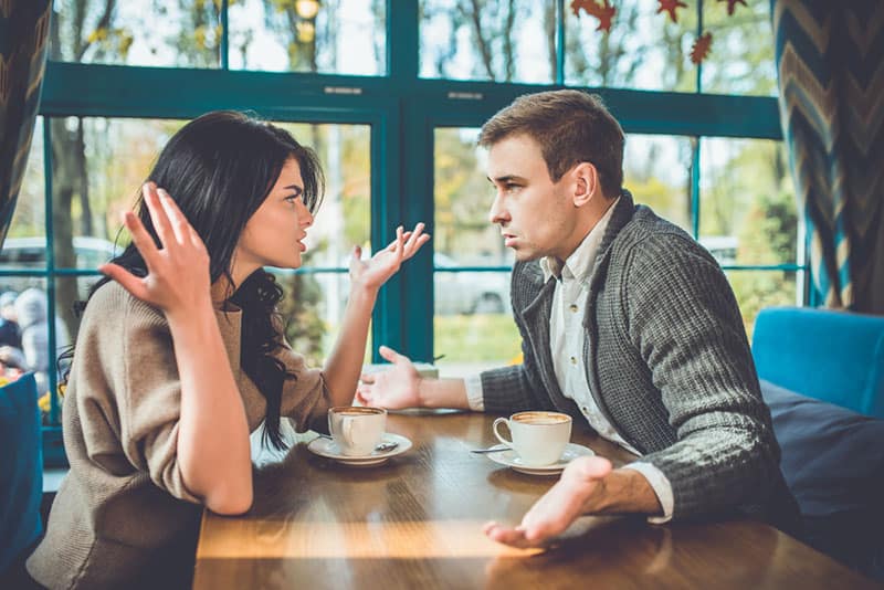 pareja discutiendo en un cafe