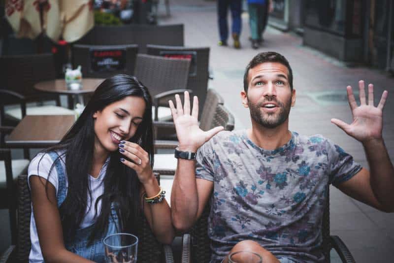 casal feliz a divertir-se num café