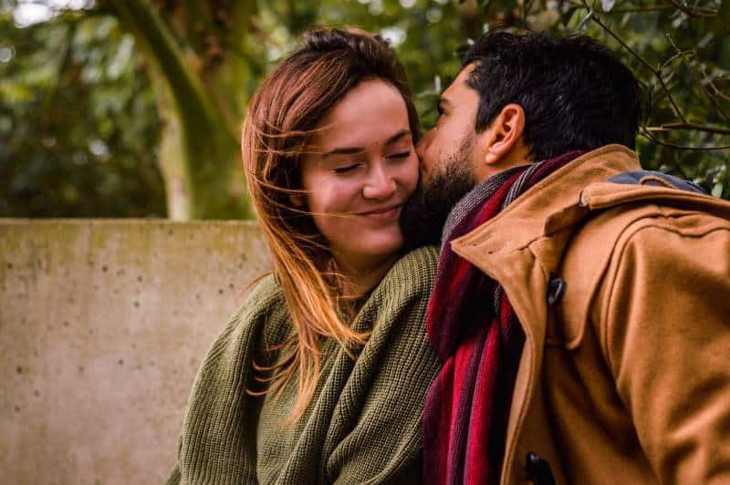 feliz pareja disfrutando al aire libre