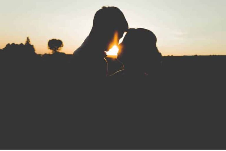 silueta de pareja frente a frente
