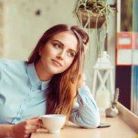 mujer atenta tomando café