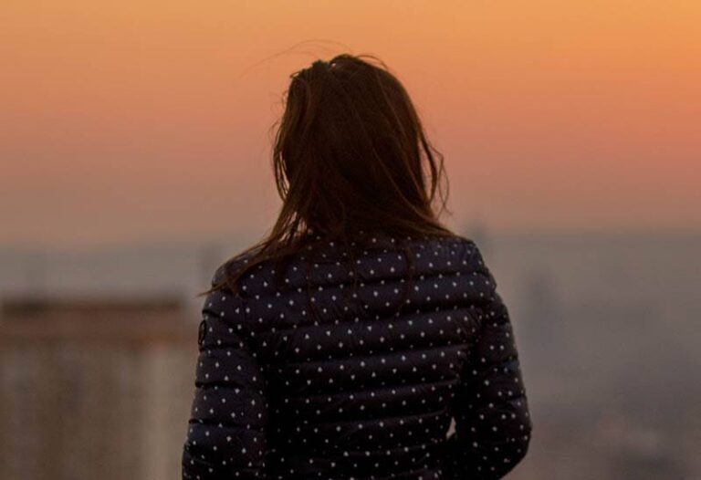vista trasera de mujer sola