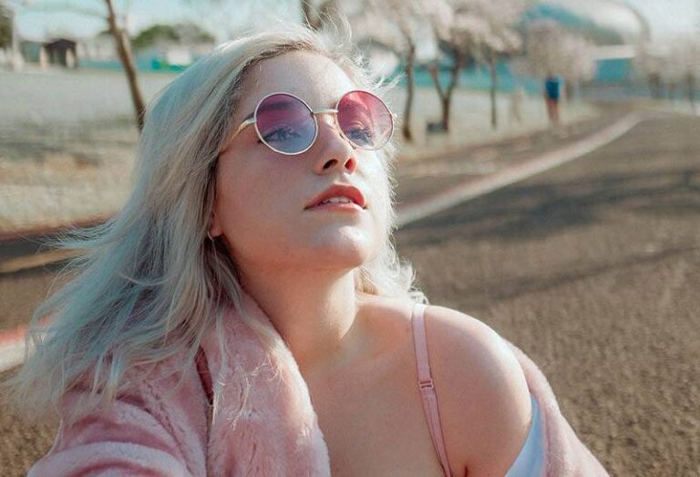 joven rubia con gafas de sol