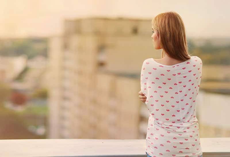 vista posteriore di donna che guarda la città