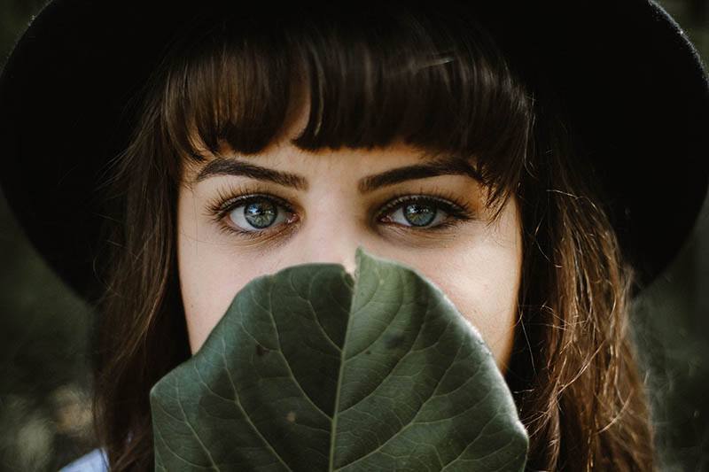 mulher bonita com olhos verdes