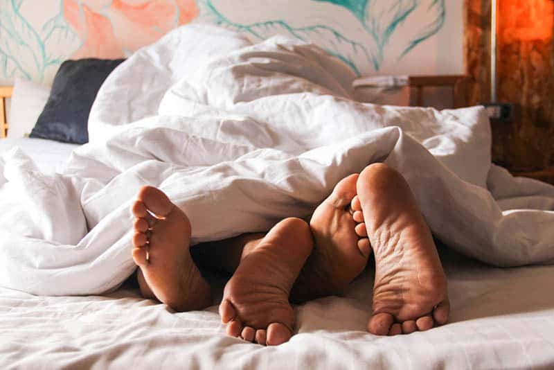 pareja teniendo sexo en la cama