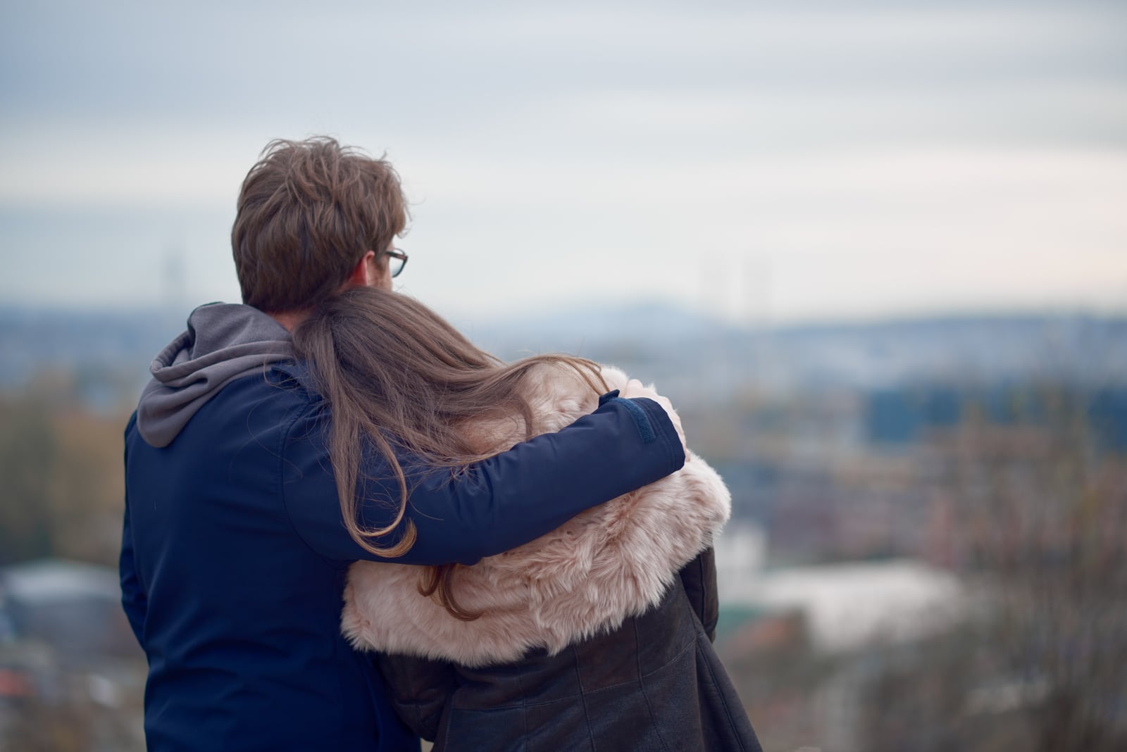 pareja abrazándose