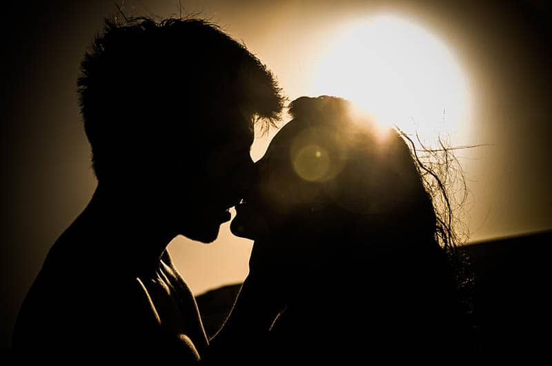 couple kissing in sunlight