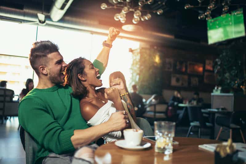 pareja viendo partido de deportes