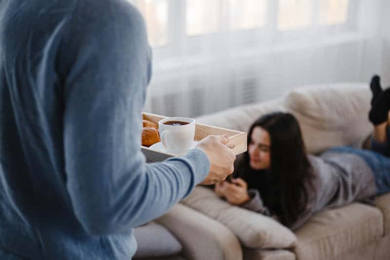 hombre llevando el desayuno a su novia