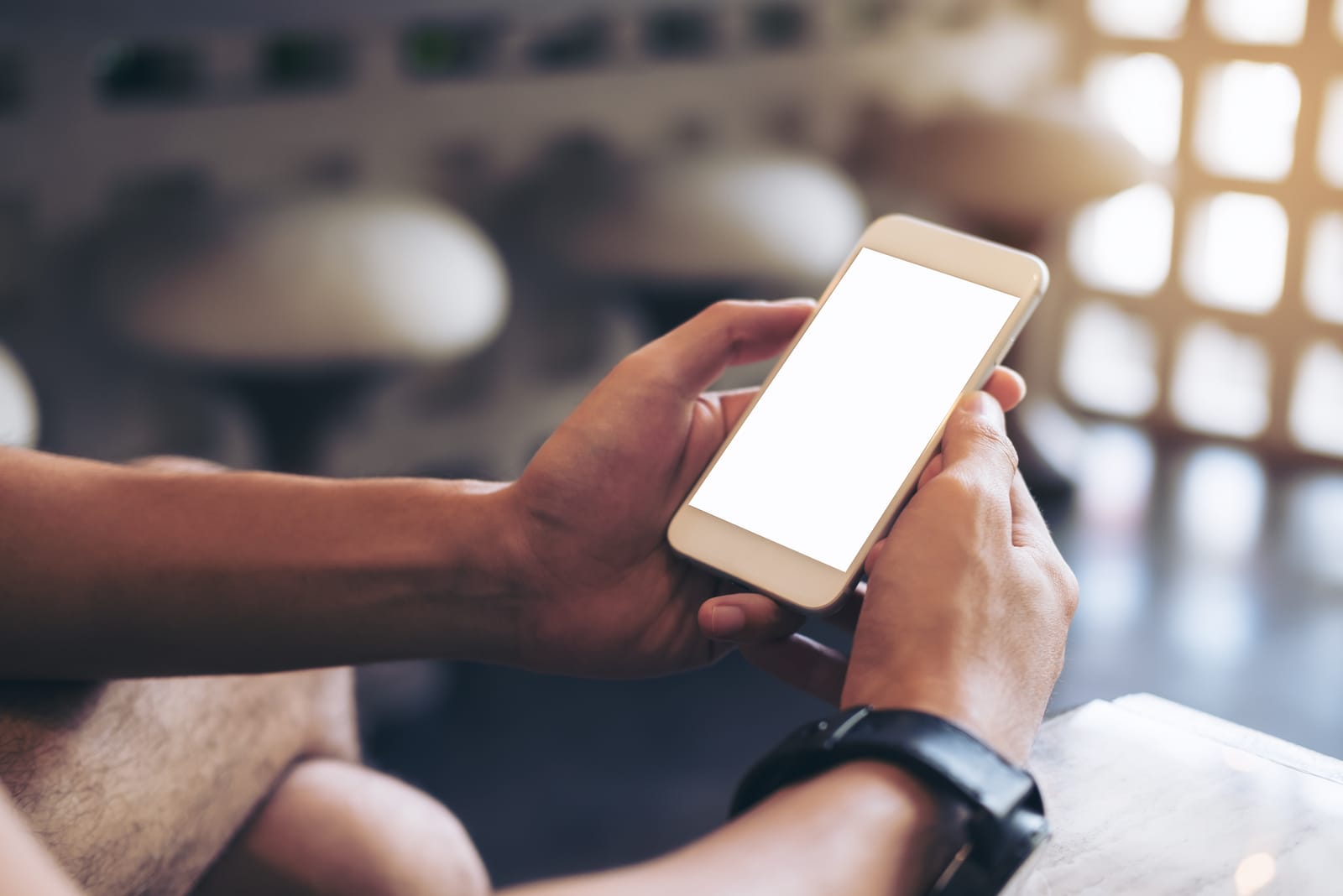 uomo con il telefono in mano