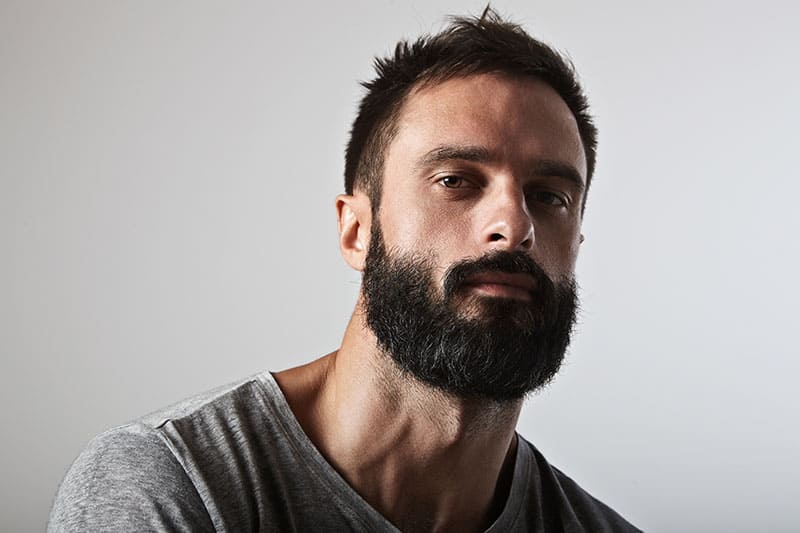 ritratto di uomo con barba