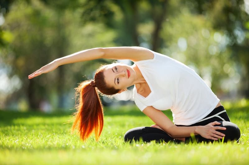 Donna felice che fa esercizi di yoga