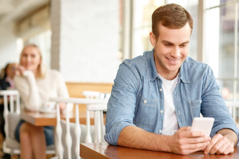4 Texting Signals That Mean He’s Totally Comfortable With You