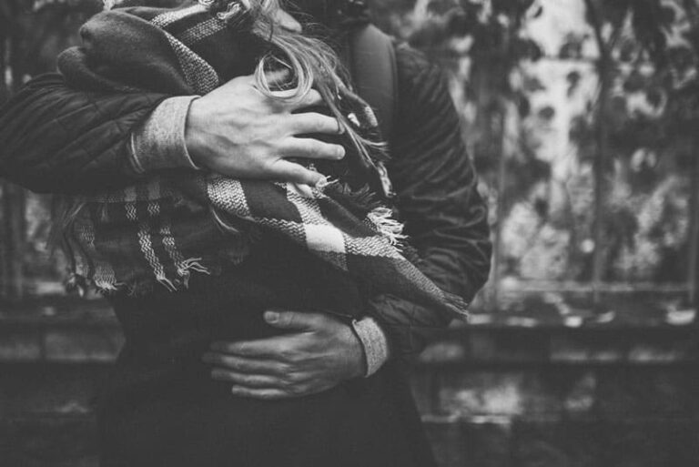 Non allontanare mai una ragazza che fa queste 7 cose per te