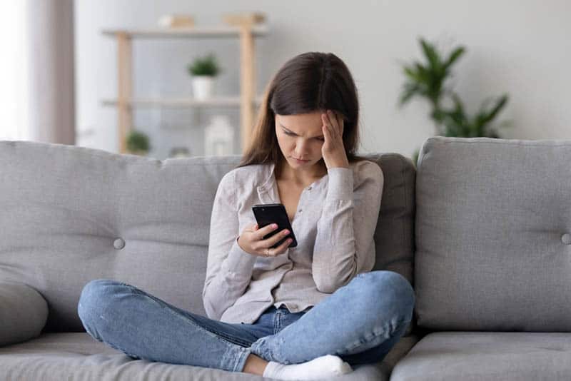 mujer preocupada enviando mensajes de texto