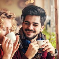 pareja sentada tomando café