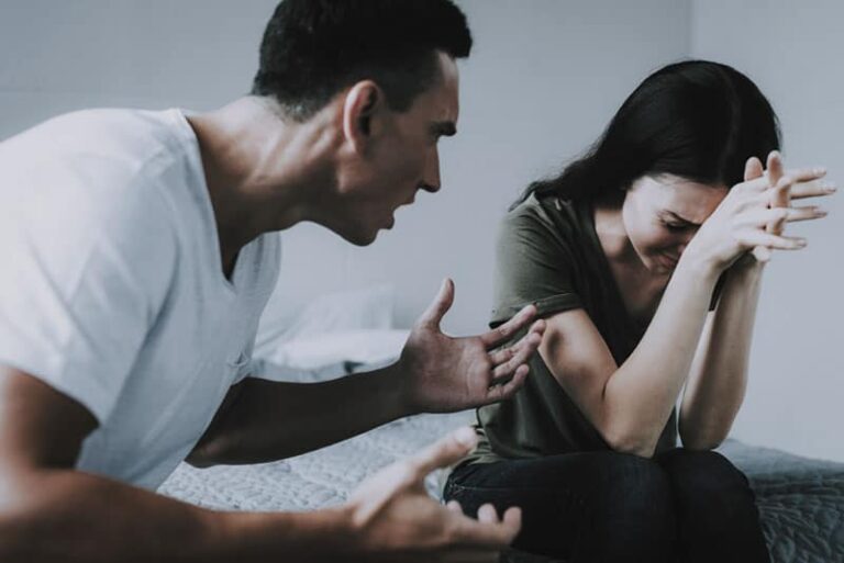 hombre gritando a mujer llorando
