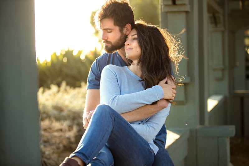 Entrañable abrazo pareja verdaderos amantes en el parque