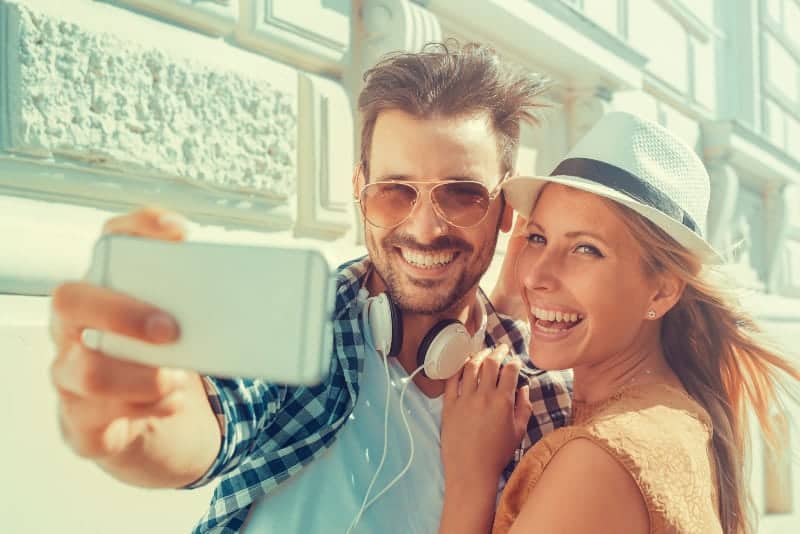 Pareja feliz tomándose un selfie