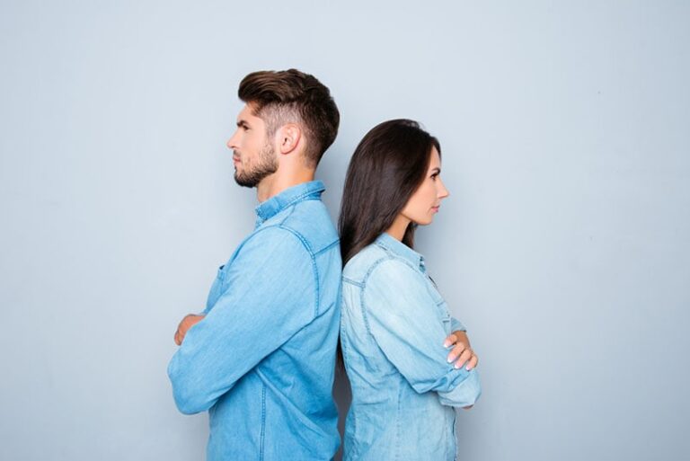 mujer y hombre de espaldas