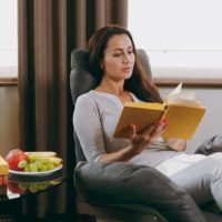 mujer atractiva leyendo un libro