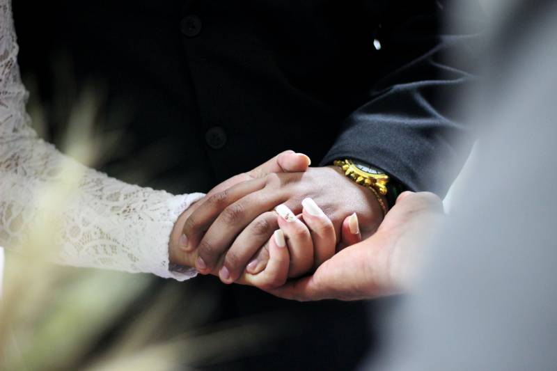 Hombre y mujer cogidos de la mano